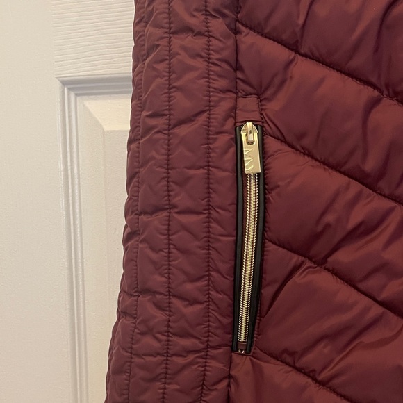 Marc New York Maroon & Black Quilted Vest With Pack Away Pouch - Picture 5 of 11
